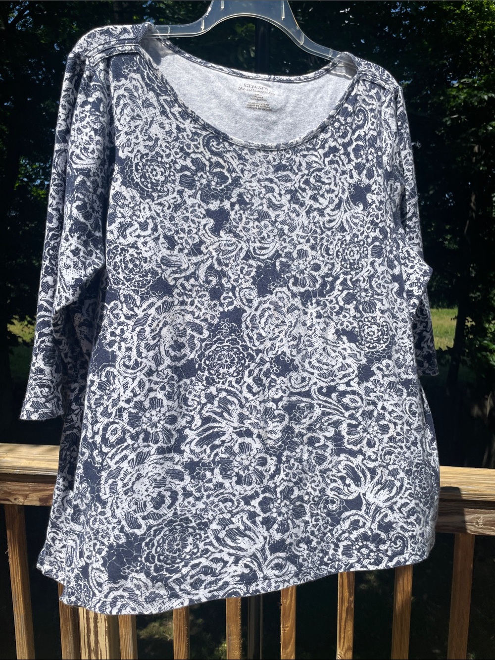 CHICO'S Navy and White Floral COTTON Scoop-Neck Pit to Pit 27 1/2" Preworn